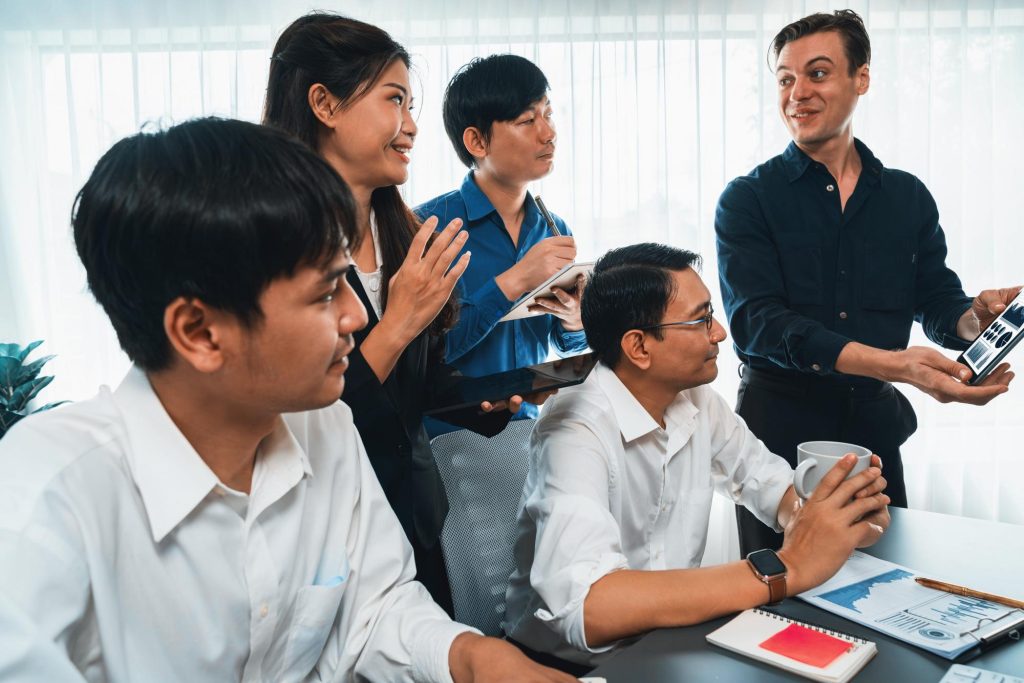 Diskusi profesional tim guru dan tenaga pengajar memanfaatkan teknologi AI untuk inovasi pembelajaran bahasa Inggris