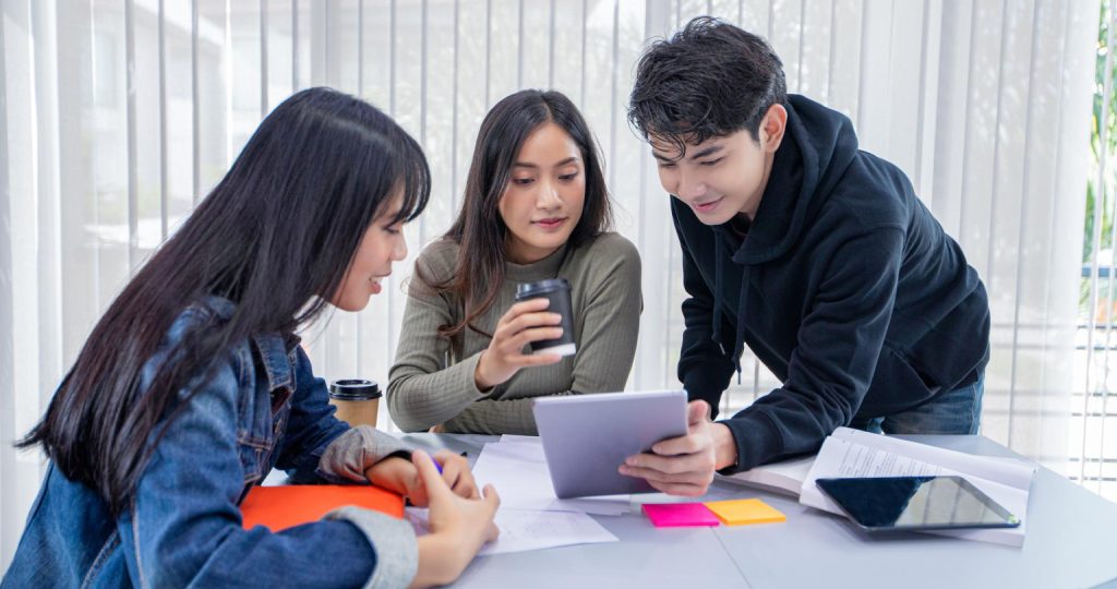 Cara efektif belajar bahasa Inggris melalui proyek bersama