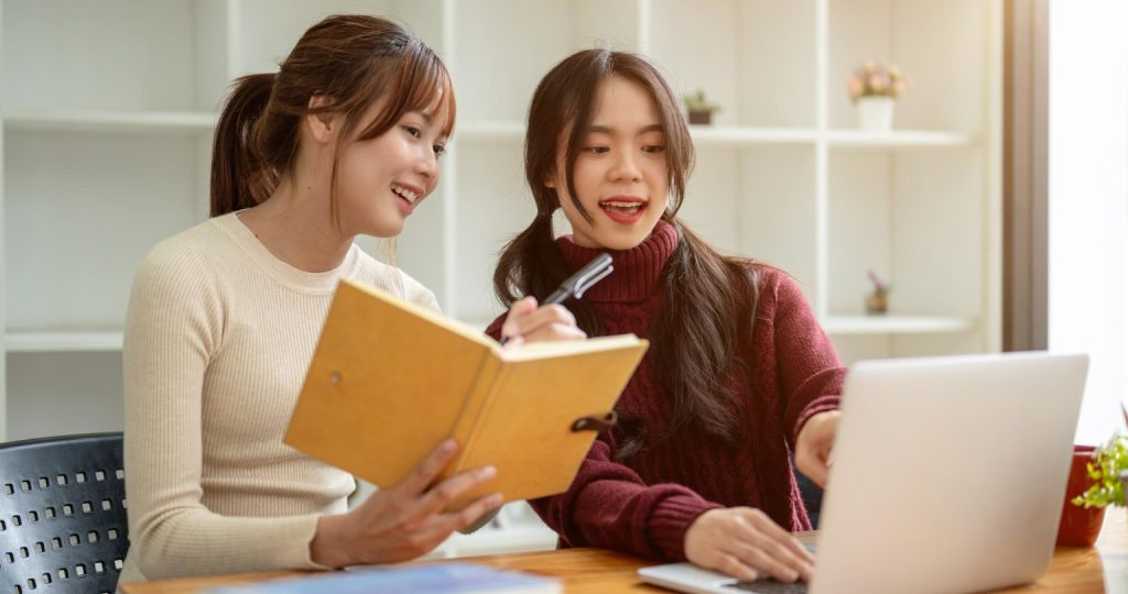 Dua peserta belajar menggunakan materi IELTS online