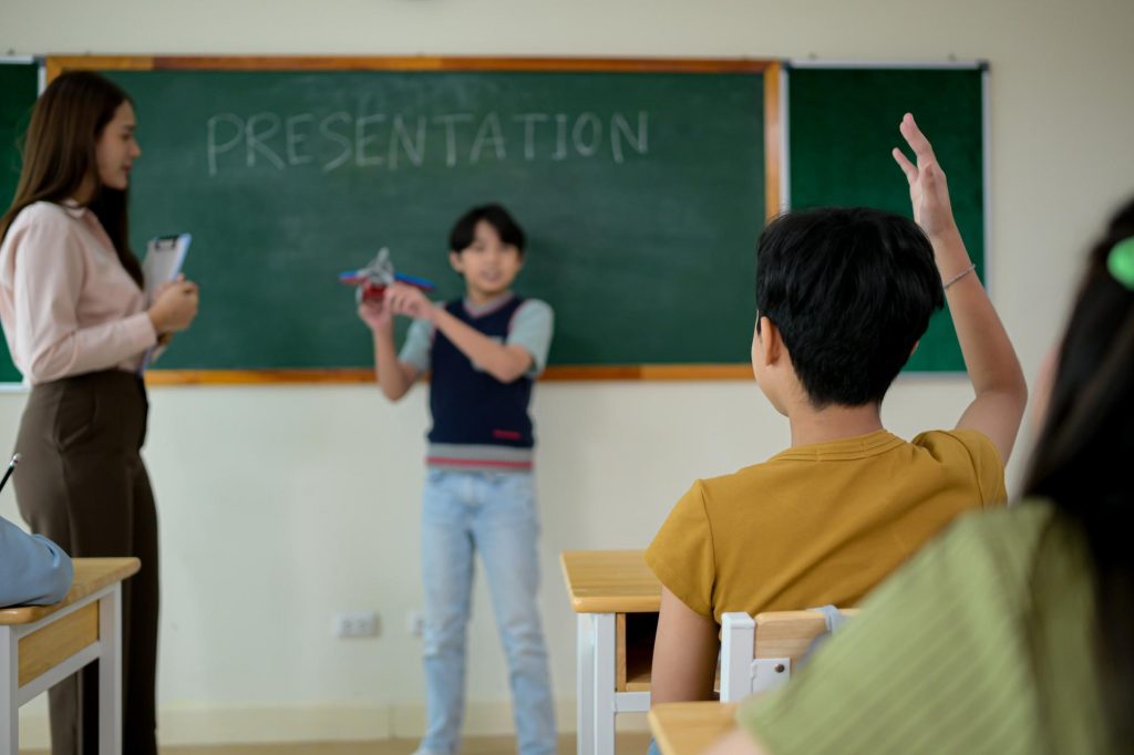 Siswa melakukan presentasi proyek nyata Bahasa Inggris di depan kelas