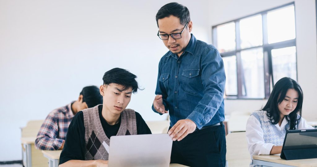 Practical Writing membantu dosen dan mahasiswa mengembangkan kemampuan menulis