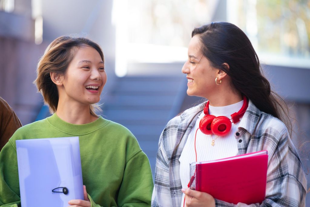 Dua learner berdiskusi untuk mengembangkan kemampuan speaking bahasa Inggris