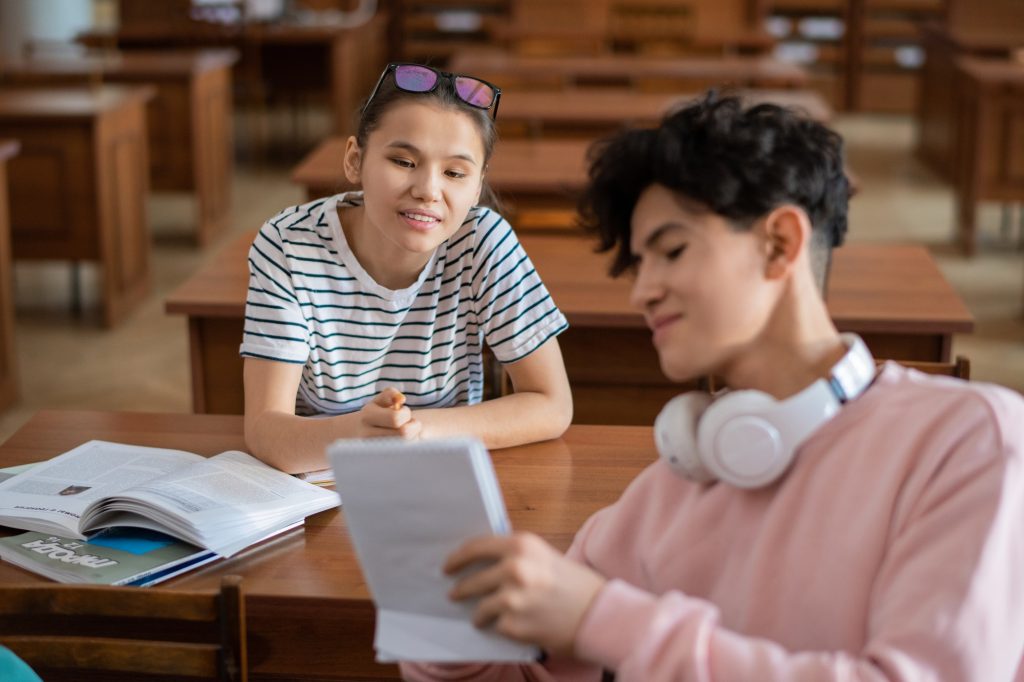 Learner berdiskusi dan berkolaborasi dalam kegiatan pembelajaran speaking bahasa Inggris